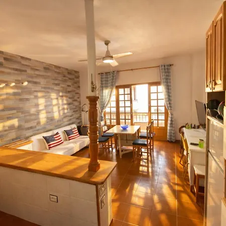 Tenerife Vacaciones, Quiet Near The Ocean And Local Food Spots And Coastal Walks, Fast Wifi Apartament *